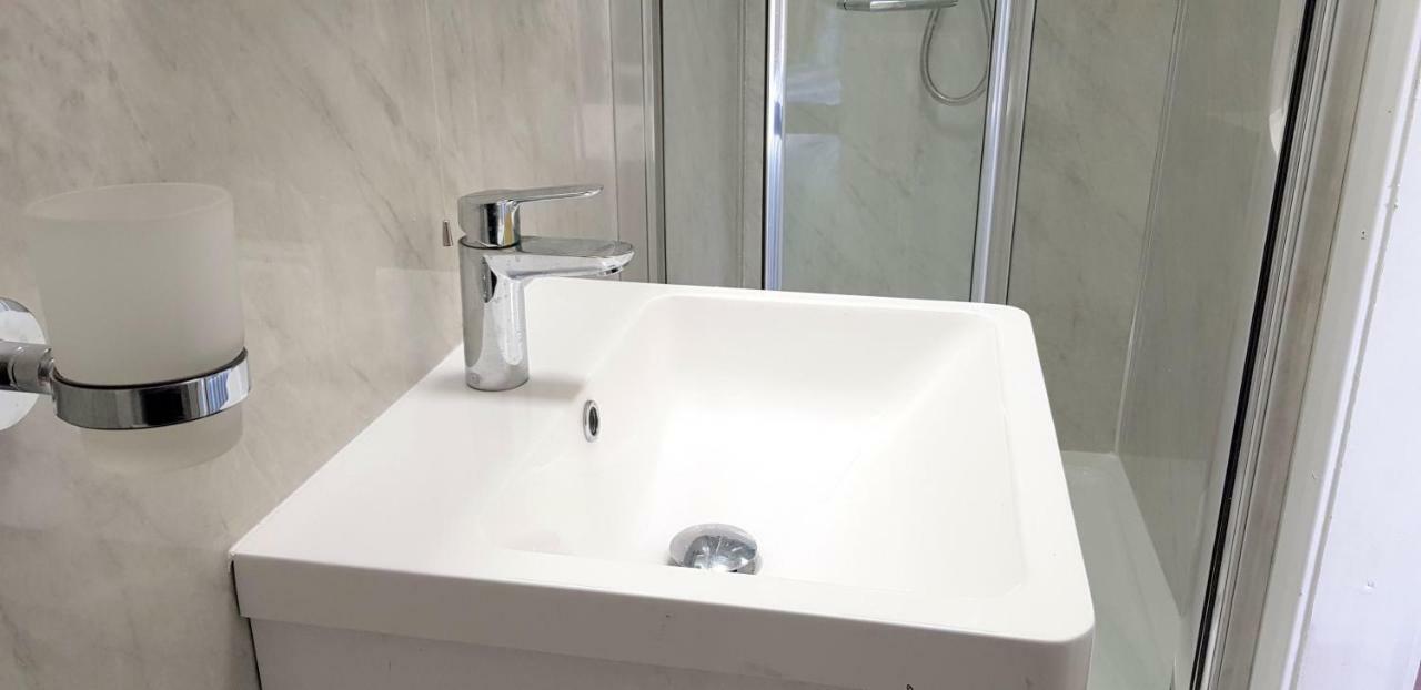 Dreams Serviced Accommodations- Staines/Heathrow Stanwell Exteriér fotografie